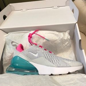 NIKE Air Max 270 size 6